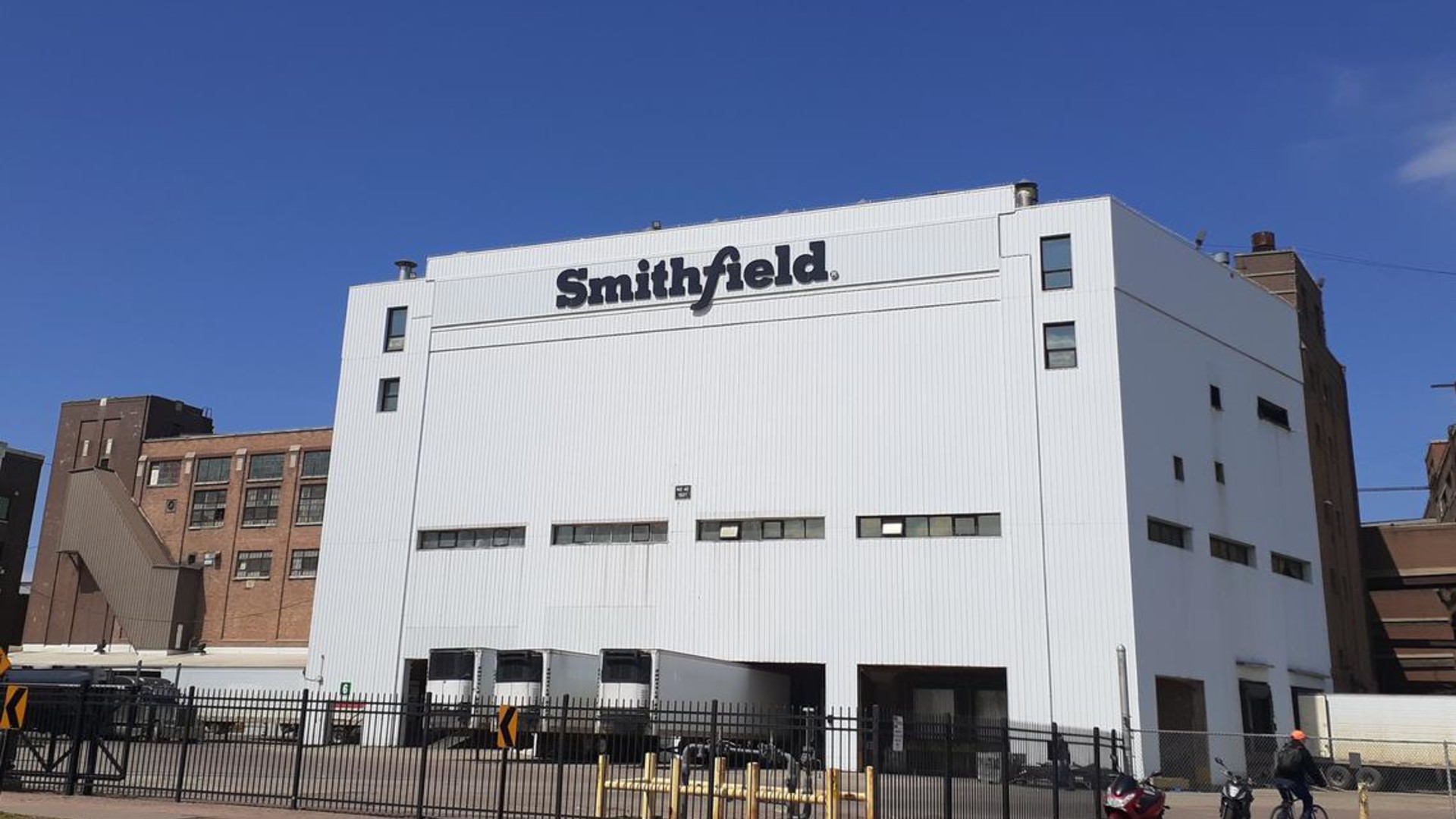 Smithfield Foods to Close Sioux Falls Plant Indefinitely Amid COVID-19