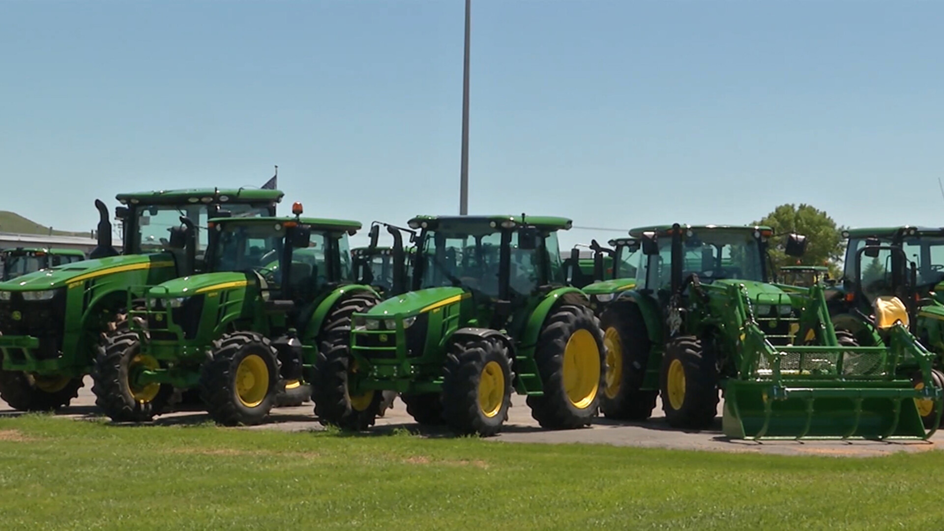 Farm Bureau Signs Right to Repair Memorandum of Understanding with John Deere
